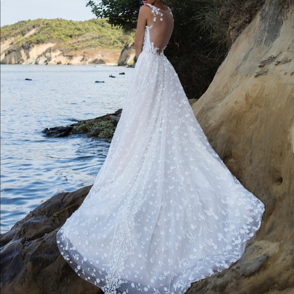 Daria Karlozi Wedding Dress and Veil - Picture 3 of 8